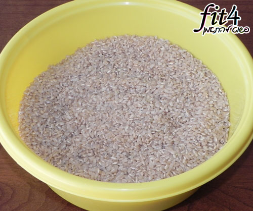 שוטפים את האורז במסננת ומשרים אותו בקערה עם מים פושרים למספר שעות